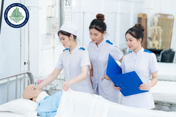 Học cao đẳng hộ sinh ra trường làm gì?