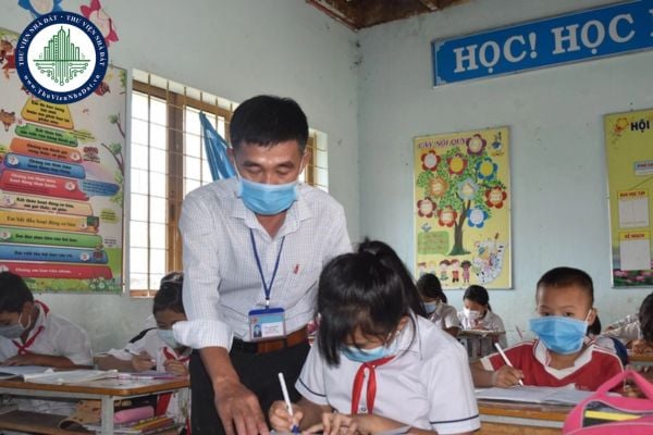 Học sinh có cha mẹ thuộc diện hộ nghèo có được miễn học phí không?