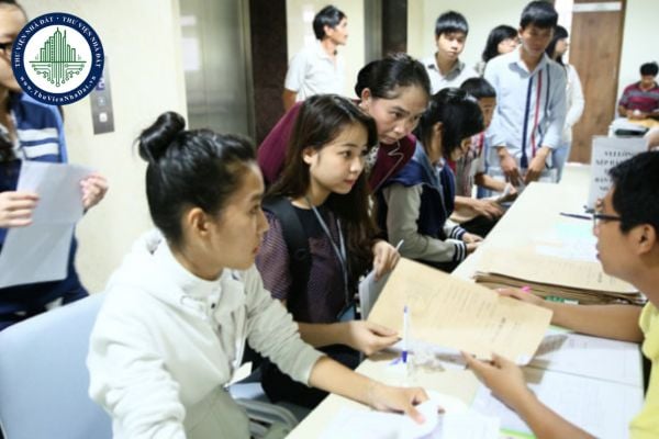 Sinh viên đại học nhờ người khác thi hộ bài của mình bị đình chỉ học tập bao lâu?