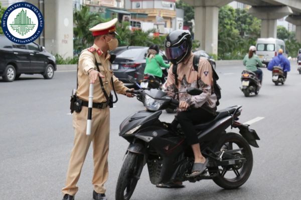 Mức phạt và mức trừ điểm giấy phép lái xe lỗi đi ngược chiều đối với xe máy năm 2025 (Nghị định 168/2024/NĐ-CP)