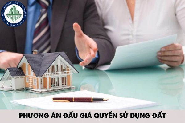 Phương án đấu giá quyền sử dụng đất được UBND cấp có thẩm quyền phê duyệt do ai trình lên?