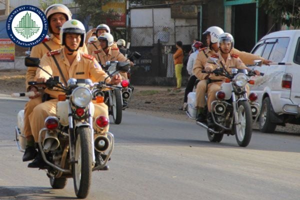 Cảnh sát giao thông được trang bị những loại súng nào khi tuần tra, kiểm soát giao thông đường bộ?