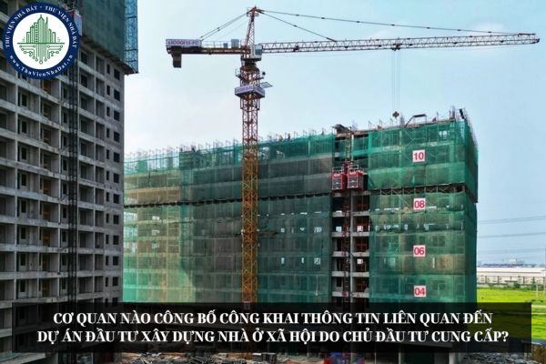 Cơ quan nào công bố công khai thông tin liên quan đến dự án đầu tư xây dựng nhà ở xã hội do chủ đầu tư cung cấp?