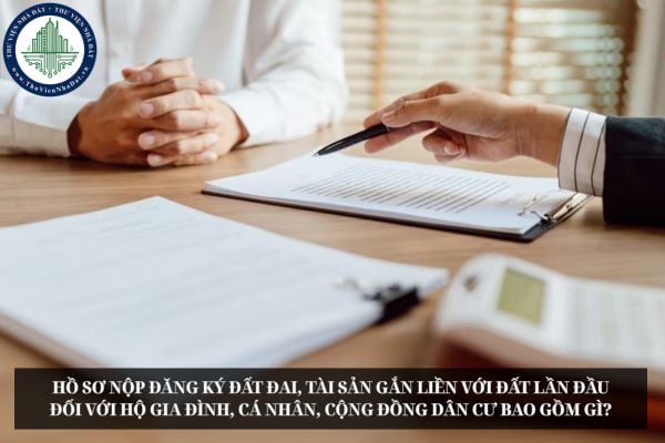 Hồ sơ nộp đăng ký đất đai, tài sản gắn liền với đất lần đầu đối với hộ gia đình, cá nhân, cộng đồng dân cư bao gồm gì?