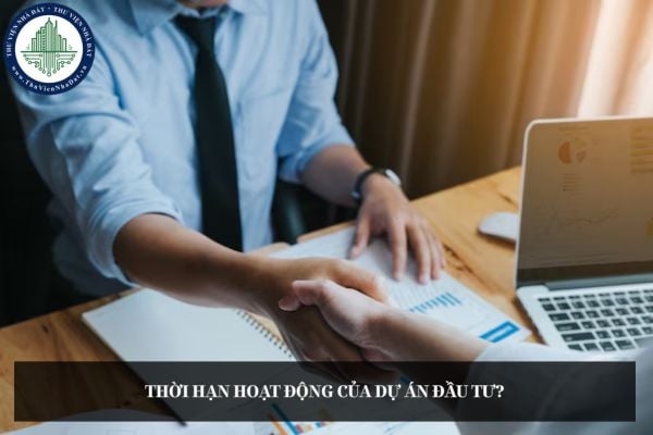Căn cứ vào đâu cơ quan đăng ký đầu tư điều chỉnh thời hạn hoạt động của dự án đầu tư?