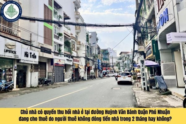 Chủ nhà có quyền thu hồi nhà ở tại đường Huỳnh Văn Bánh Quận Phú Nhuận đang cho thuê do người thuê không đóng tiền nhà trong 2 tháng hay không?