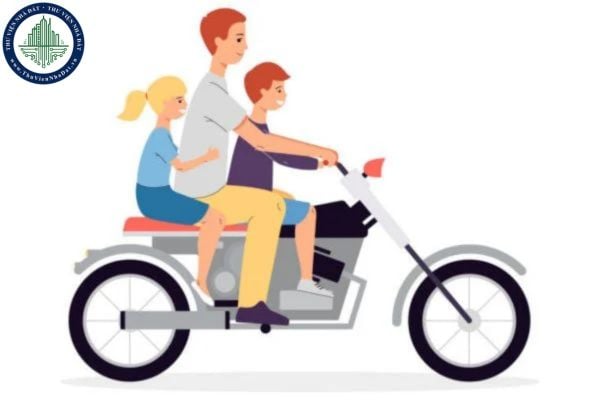 Chở 2 trẻ em dưới 14 tuổi từ năm 2025 có bị phạt không? Cha mẹ được chở thêm con nhỏ bao nhiêu tuổi?