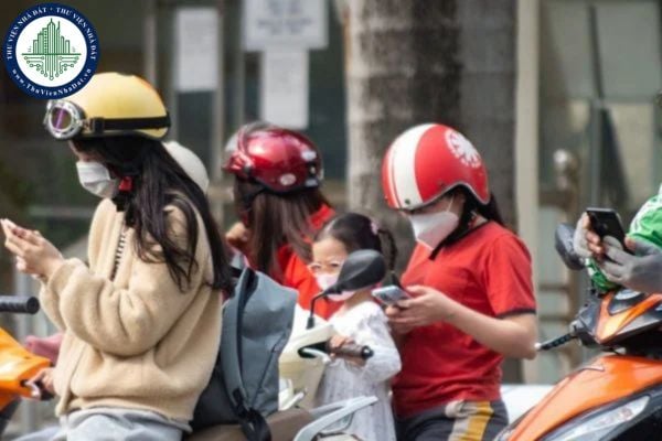 Sử dụng điện thoại khi đang dừng đèn đỏ có bị phạt không? Điều khiển xe máy sử dụng điện thoại bị phạt bao nhiêu?