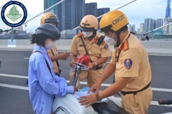 Năm 2025, dừng xe để nghe điện thoại có vi phạm? Mức phạt xe máy dừng xe không đúng quy định gây tai nạn giao thông?