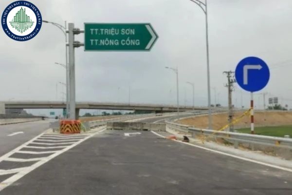 Vị trí nút giao đấu nối đường khác vào đường cao tốc ngoài đô thị được xác định thế nào theo Nghị định 165?