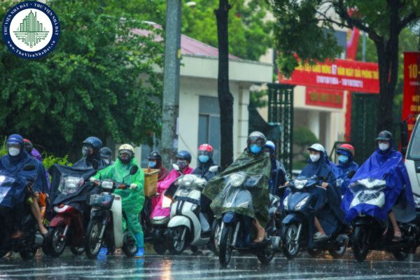 Dừng xe mặc áo mưa như thế nào cho đúng quy định từ năm 2025? Dừng xe máy sai quy định có bị phạt lên đến 14 triệu đồng không?