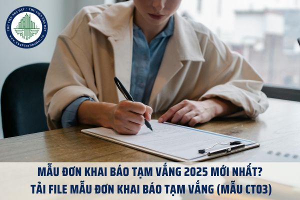 Mẫu đơn khai báo tạm vắng 2025 mới nhất? Tải File Mẫu đơn khai báo tạm vắng (Mẫu CT03) Căn cứ khoản 7 Điều 2 Luật Cư trú 2020 quy định:   Điều 2. Giải thích từ ngữ Trong Luật này, các từ ngữ dưới đây được hiểu như sau: ... 7. Tạm vắng là việc công dân vắng mặt tại nơi cư trú trong một khoảng thời gian nhất định. ... Theo đó, tạm vắng là việc công dân vắng mặt tại nơi cư trú trong một khoảng thời gian nhất định.  Mẫu đơn khai báo tạm vắng 2025 mới nhất được ban hành kèm theo Thông tư 66/2023/TT-BCA như sau:  ﻿  >>Tải File Mẫu đơn khai báo tạm vắng (Mẫu CT03) Tại đây  ﻿﻿  Mẫu đơn khai báo tạm vắng 2025 mới nhất? Tải File Mẫu đơn khai báo tạm vắng (Mẫu CT03) (Hình từ Internet)  Khi nào cần khai báo tạm vắng? Theo khoản 1 Điều 31 Luật cư trú 2020 được sửa đổi bởi khoản 7 Điều 177 Luật Tư pháp người chưa thành niên 2024 quy định:  Điều 31. Khai báo tạm vắng 1. Công dân có trách nhiệm khai báo tạm vắng trong các trường hợp sau đây: a) Đi khỏi phạm vi đơn vị hành chính cấp xã nơi đang cư trú từ 01 ngày trở lên đối với bị can, bị cáo đang tại ngoại; người bị kết án phạt tù nhưng chưa có quyết định thi hành án hoặc đã có quyết định thi hành án nhưng đang tại ngoại hoặc được hoãn chấp hành án, tạm đình chỉ chấp hành án; người bị kết án phạt tù được hưởng án treo đang trong thời gian thử thách; người đang chấp hành án phạt quản chế, cải tạo không giam giữ; người được tha tù trước thời hạn có điều kiện đang trong thời gian thử thách; người chấp hành biện pháp xử lý chuyển hướng tại cộng đồng, người chấp hành biện pháp giáo dục tại trường giáo dưỡng nhưng đang được hoãn chấp hành hoặc tạm đình chỉ chấp hành; b) Đi khỏi phạm vi đơn vị hành chính cấp xã nơi đang cư trú từ 01 ngày trở lên đối với người đang chấp hành biện pháp giáo dục tại xã, phường, thị trấn; người phải chấp hành biện pháp đưa vào cơ sở giáo dục bắt buộc, đưa vào cơ sở cai nghiện bắt buộc, đưa vào trường giáo dưỡng nhưng đang được hoãn chấp hành hoặc tạm đình chỉ chấp hành; người bị quản lý trong thời gian làm thủ tục xem xét, quyết định áp dụng biện pháp đưa vào cơ sở giáo dục bắt buộc, đưa vào cơ sở cai nghiện bắt buộc, đưa vào trường giáo dưỡng; c) Đi khỏi phạm vi đơn vị hành chính cấp huyện nơi đang cư trú từ 03 tháng liên tục trở lên đối với người trong độ tuổi thực hiện nghĩa vụ quân sự hoặc người đang phải thực hiện các nghĩa vụ khác đối với Nhà nước theo quyết định của cơ quan nhà nước có thẩm quyền; d) Đi khỏi phạm vi đơn vị hành chính cấp xã nơi thường trú từ 12 tháng liên tục trở lên đối với người không thuộc trường hợp quy định tại các điểm a, b và c khoản này, trừ trường hợp đã đăng ký tạm trú tại nơi ở mới hoặc đã xuất cảnh ra nước ngoài.  ...  Theo đó, các trường hợp cần khai báo tạm vắng như sau:  (1) Đi khỏi phạm vi đơn vị hành chính cấp xã nơi đang cư trú từ 01 ngày trở lên đối với bị can, bị cáo đang tại ngoại:  Người bị kết án phạt tù nhưng chưa có quyết định thi hành án hoặc đã có quyết định thi hành án nhưng đang tại ngoại hoặc được hoãn chấp hành án, tạm đình chỉ chấp hành án  Người bị kết án phạt tù được hưởng án treo đang trong thời gian thử thách; người đang chấp hành án phạt quản chế, cải tạo không giam giữ  Người được tha tù trước thời hạn có điều kiện đang trong thời gian thử thách  - Người chấp hành biện pháp xử lý chuyển hướng tại cộng đồng, người chấp hành biện pháp giáo dục tại trường giáo dưỡng nhưng đang được hoãn chấp hành hoặc tạm đình chỉ chấp hành  (2) Đi khỏi xã nơi đang cư trú từ 01 ngày trở lên:  - Người đang chấp hành biện pháp giáo dục tại xã, phường, thị trấn.  - Người phải chấp hành biện pháp đưa vào cơ sở giáo dục bắt buộc, đưa vào cơ sở cai nghiện bắt buộc, đưa vào trường giáo dưỡng nhưng đang được hoãn chấp hành hoặc tạm đình chỉ chấp hành.  - Người bị quản lý trong thời gian làm thủ tục xem xét, quyết định áp dụng biện pháp đưa vào cơ sở giáo dục bắt buộc, đưa vào cơ sở cai nghiện bắt buộc, đưa vào trường giáo dưỡng.  (3) Đi khỏi huyện nơi đang cư trú từ 03 tháng liên tục trở lên:  Người trong độ tuổi thực hiện nghĩa vụ quân sự hoặc người đang phải thực hiện các nghĩa vụ khác đối với Nhà nước theo quyết định của cơ quan nhà nước có thẩm quyền.  (4) Đi khỏi xã nơi thường trú từ 12 tháng liên tục trở lên:  Đối với người không thuộc trường hợp quy định tại các điểm a, b và ckhoản 1 Điều 31 Luật cư trú 2020, trừ trường hợp đã đăng ký tạm trú tại nơi ở mới hoặc đã xuất cảnh ra nước ngoài.  Trên đây là nội dung bài viết 