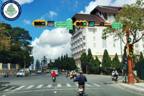 Gặp đèn xanh người tham gia giao thông đường bộ khi nào phải giảm tốc độ hoặc dừng lại theo quy định?