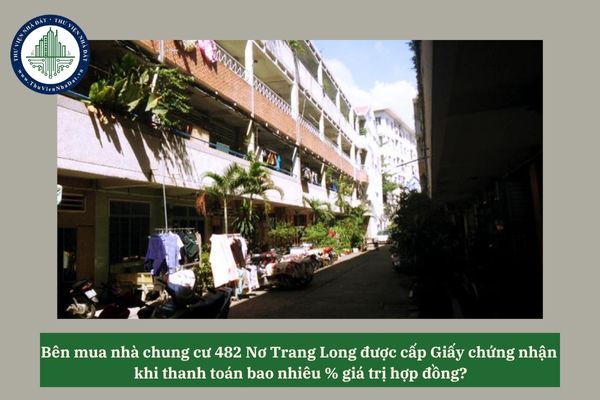 Bên mua nhà chung cư 482 Nơ Trang Long được cấp Giấy chứng nhận khi thanh toán bao nhiêu % giá trị hợp đồng?