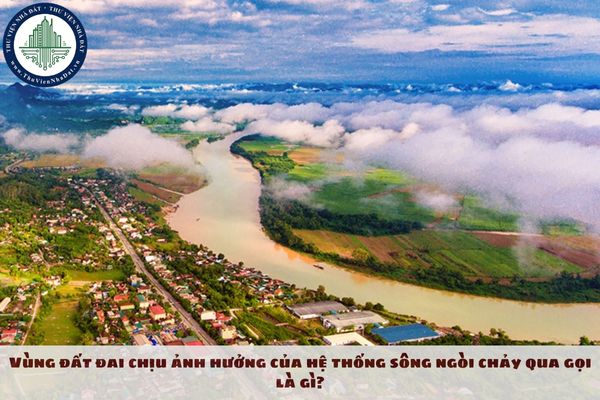 Vùng đất đai chịu ảnh hưởng của hệ thống sông ngòi chảy qua gọi là gì?