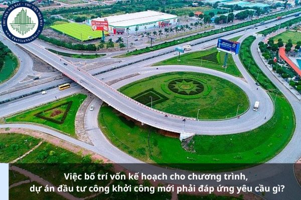 Việc bố trí vốn kế hoạch cho chương trình, dự án đầu tư công khởi công mới phải đáp ứng yêu cầu gì?