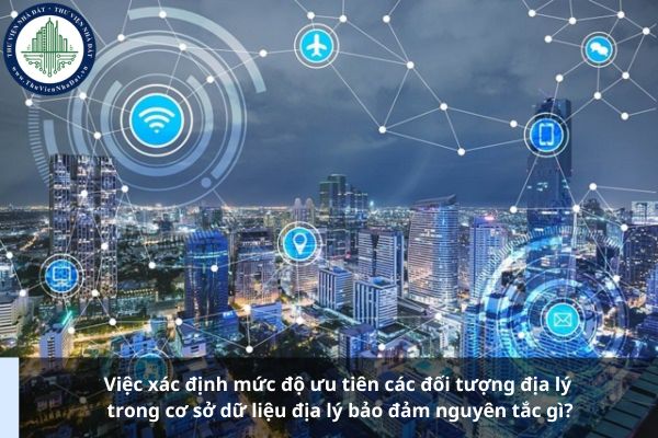 Việc xác định mức độ ưu tiên các đối tượng địa lý trong cơ sở dữ liệu địa lý bảo đảm nguyên tắc gì?