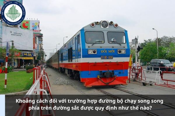 Khoảng cách đối với trường hợp đường bộ chạy song song phía trên đường sắt được quy định như thế nào?