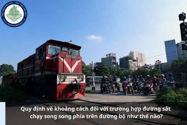 Quy định về khoảng cách đối với trường hợp đường sắt chạy song song phía trên đường bộ như thế nào?
