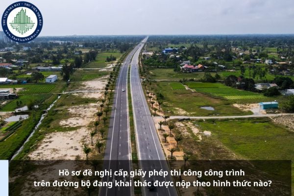 Hồ sơ đề nghị cấp giấy phép thi công công trình trên đường bộ đang khai thác được nộp theo hình thức nào?