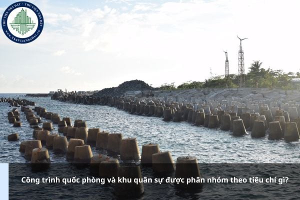 Công trình quốc phòng và khu quân sự được phân nhóm theo tiêu chí gì?