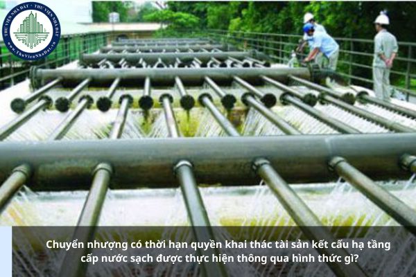 Chuyển nhượng có thời hạn quyền khai thác tài sản kết cấu hạ tầng cấp nước sạch được thực hiện thông qua hình thức gì?