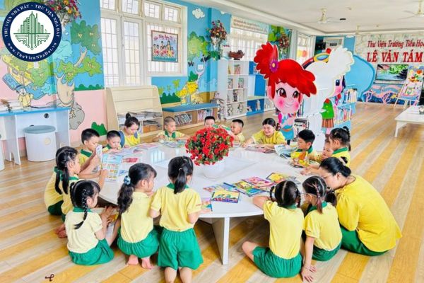 Trường tiểu học sử dụng sách giáo khoa và thiết bị dạy học như thế nào?