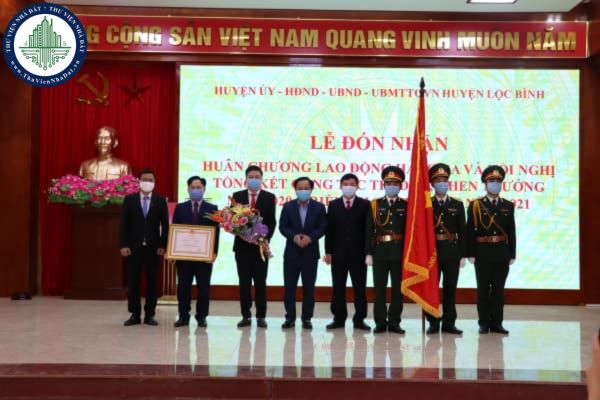 Việc trao tặng, đón nhận danh hiệu thi đua, hình thức khen thưởng phải đáp ứng những yêu cầu nào theo quy định mới nhất 2024?
