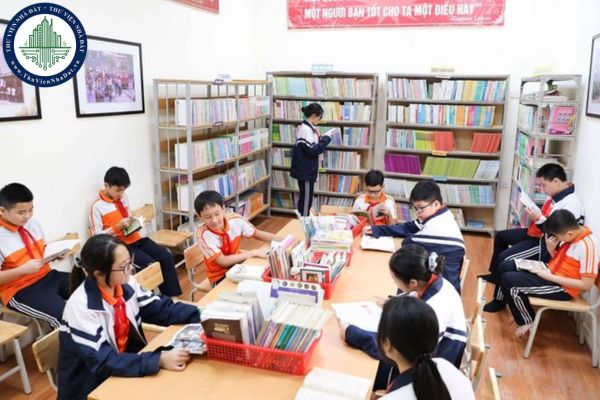 Số lượng người làm việc ở thư viện trường trung học cơ sở là bao nhiêu?