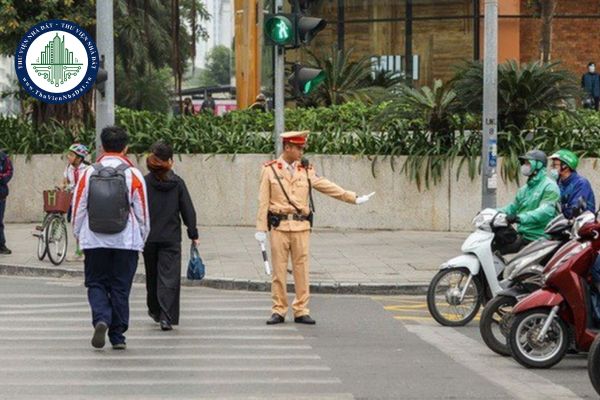 Người đi bộ đi sai quy định có thể bị phạt bao nhiêu tiền? Người đi bộ tham gia giao thông phải tuân thủ những quy định nào?