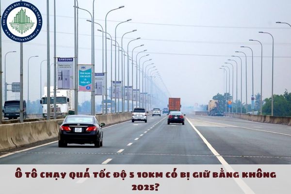 Ô tô chạy quá tốc độ 5 10km có bị giữ bằng không 2025?