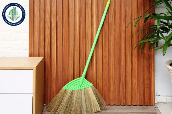 Tại sao không được dựng ngược chổi quét nhà?