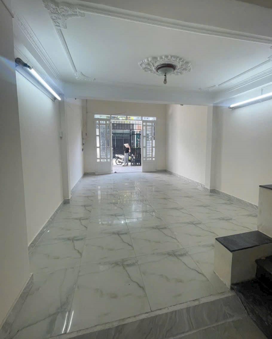 Tôi cho thuê nhà Lê Văn Lương 200m2 x 10T, có hầm, MT nở hậu 10m, thông sàn, PCCC, mới coong, 200tr