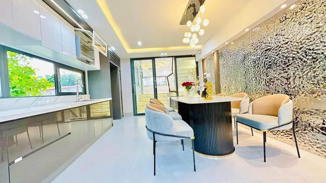 Mua nhà riêng 50m2 tại Đường Hoàng Cầu, Quận Đống Đa – Có thang máy, thuận tiện ở và kinh doanh chỉ 10,8 tỷ