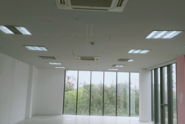 Cho thuê 100m2 tầng 8 tòa nhà văn phòng gần cầu Rào 2, có điều hòa, thang máy, hầm để xe