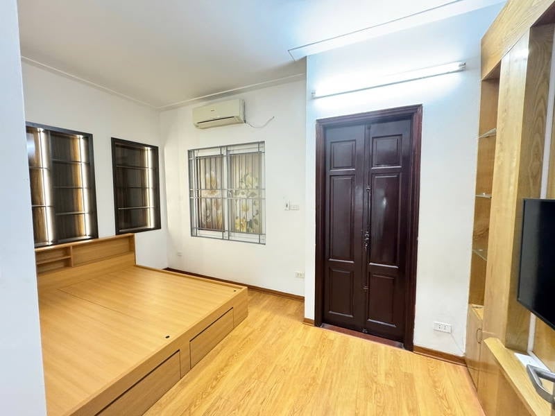 Bán nhà mặt phố đường Bưởi, nội thất lung linh, 54 m2, 15,9 tỷ
