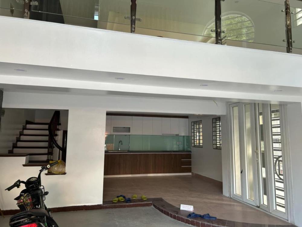Bán nhà mới 7 tầng thang máy oto vào 11,8 tỷ phúc lợi long biên