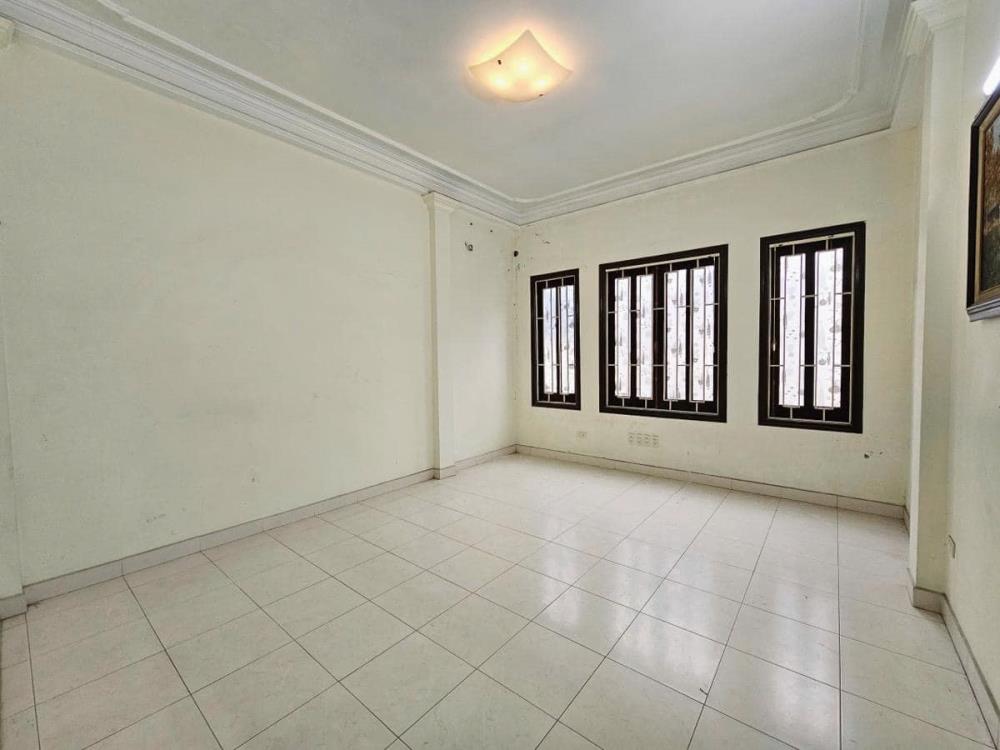 Bán nhà riêng 44m2 Nguyễn Chí Thanh Đống Đa Hà Nội có gara ô tô, kinh doanh sầm uất