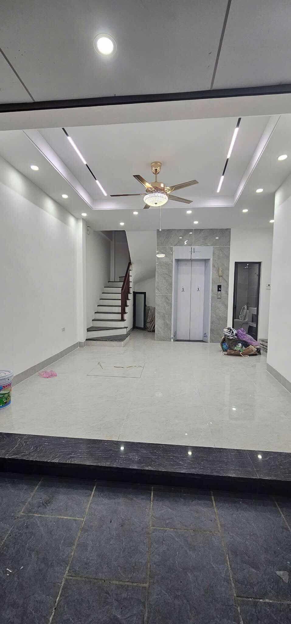 Bán nhà riêng 36m2 Xuân La, Tây Hồ thang máy, nội thất đầy đủ