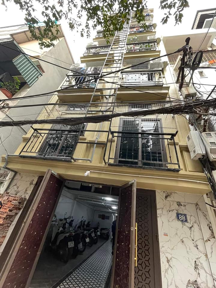 Tòa nhà 10 tầng ngay sát phố Thiên Hiền, 110m2 mặt tiền 8m, dòng tiền 1tỷ5/năm, giá 28 tỷ