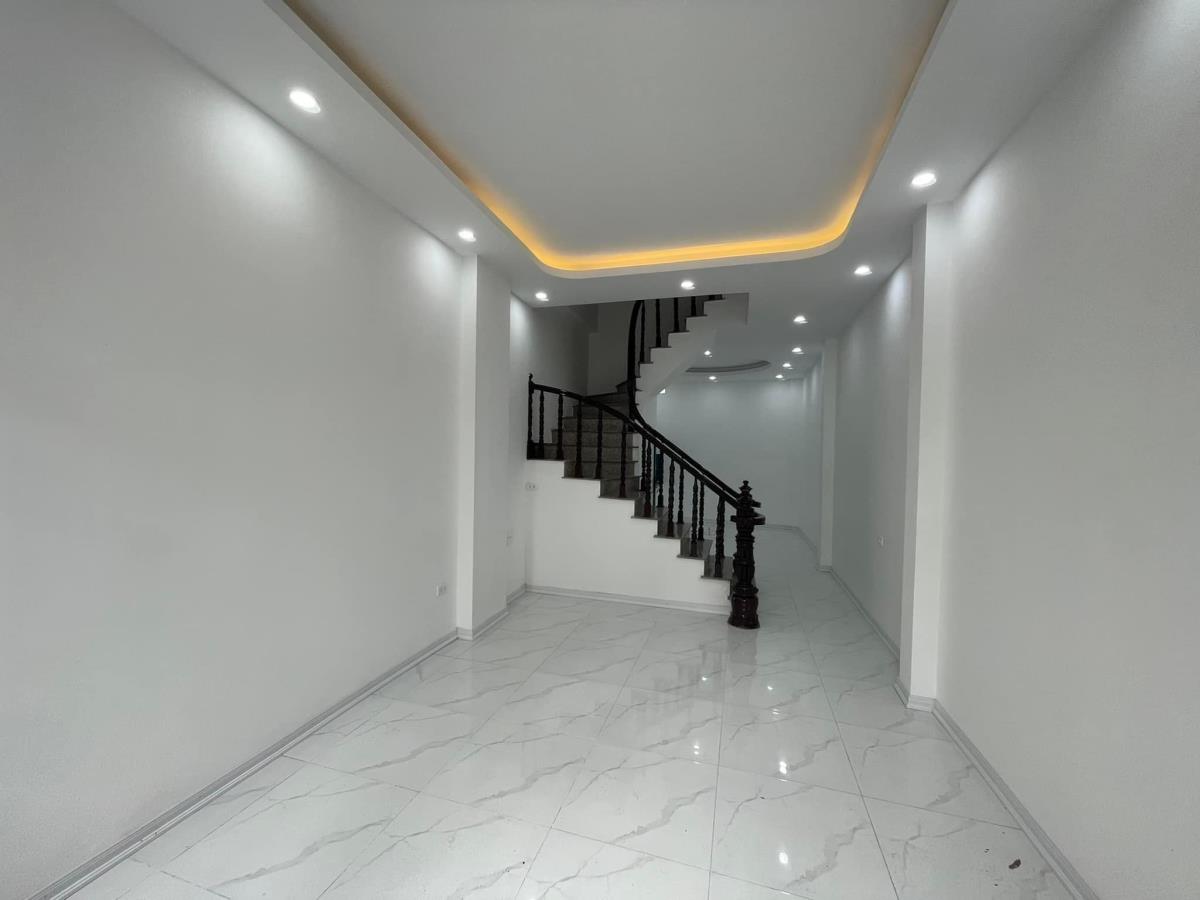 Bán nhà 1 trệt 2 lầu  full nội thất cao cấp, đường xe hơi thông chợ Thủ Đức có gara ôtô, ngang 8m