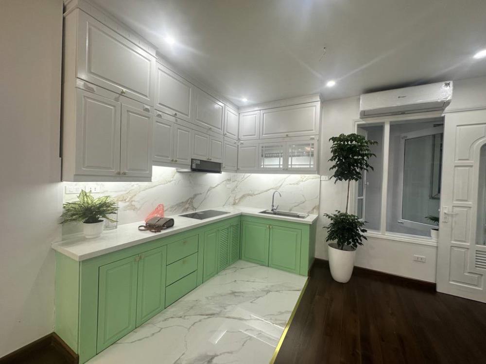 Bán nhà lô góc Việt Hưng, ngõ nông, gần ô tô, thang máy, 37m²