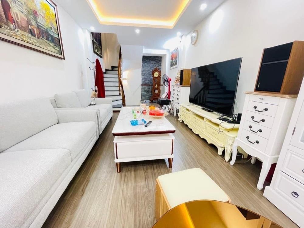 Bán nhà 5 tầng, 33m², phố Đức Giang, ngõ thông, ô tô tránh, giá hơn 5 tỷ