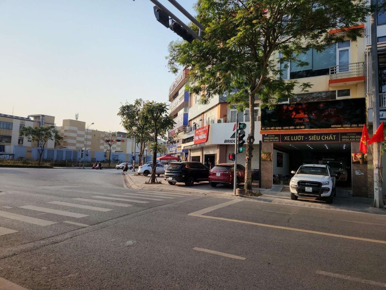 Cho thuê văn phòng 90m² tại phố Việt Hưng, Long Biên có thang máy, view đẹp