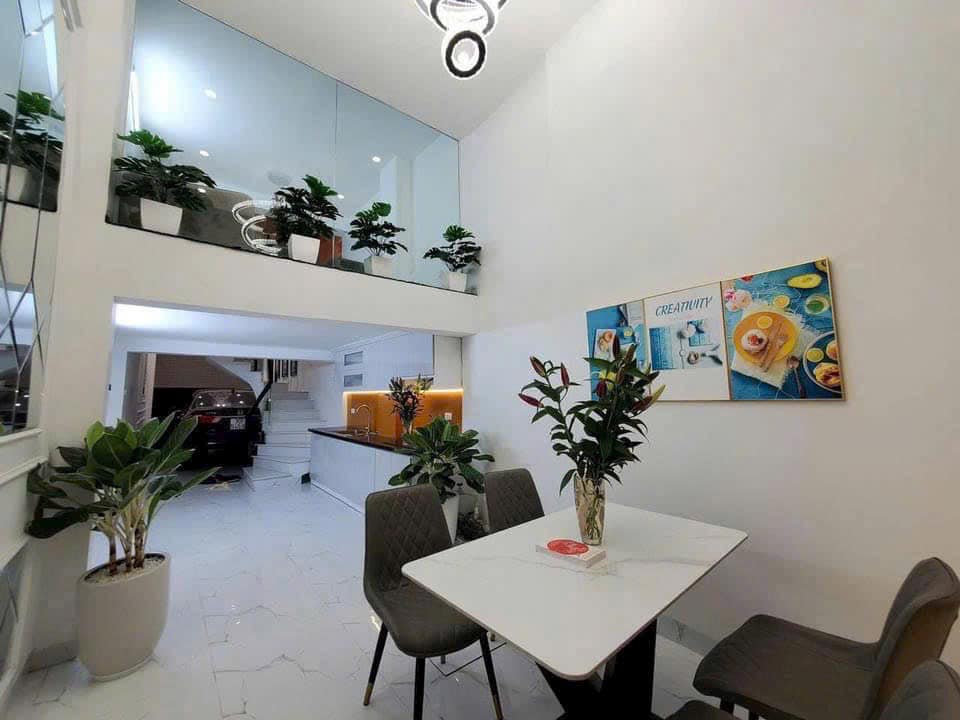 Cần bán nhà mặt phố Lạc Long Quân, Quận Tây Hồ. DT Sổ đỏ 300m2. Vị trí rất đẹp, kinh doanh sầm uất
