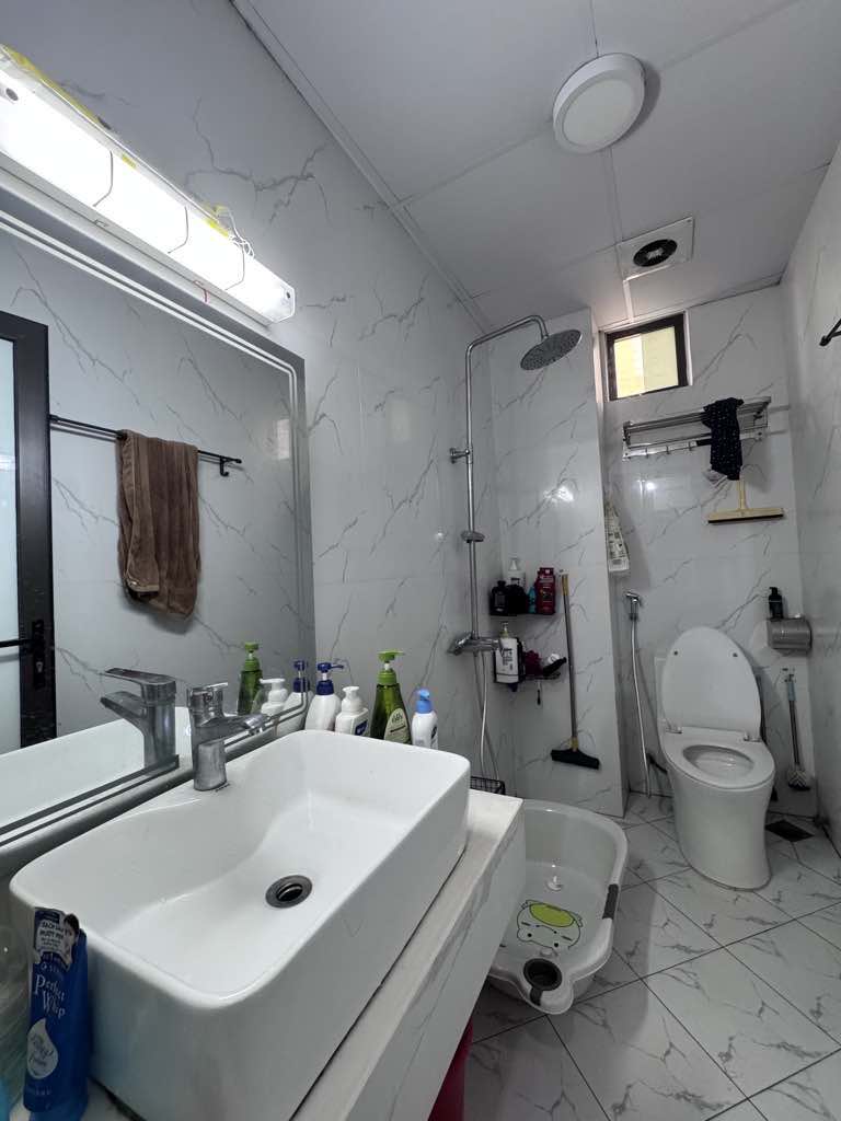 Bán tòa căn hộ dịch vụ, dòng tiền 3 tỷ một năm, Xuân La, 250m2, 9 tầng, tầng hầm, thang máy, cách phố 15m