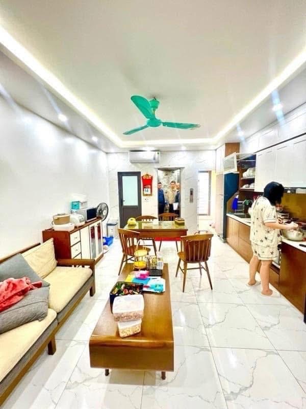 Bán nhà riêng 40m2 Hoàng Hoa Thám, Tây Hồ, thang máy, vỉa hè rộng