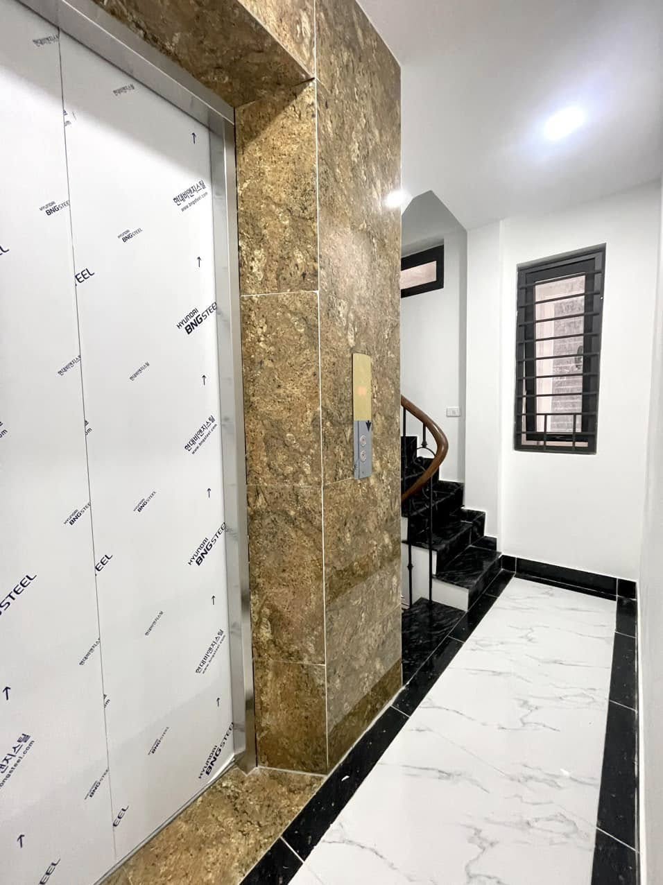 Bán nhà hoàng quốc việt, cầu giấy 36m, 6 tầng, nhà mới đẹp, lô góc, thang máy