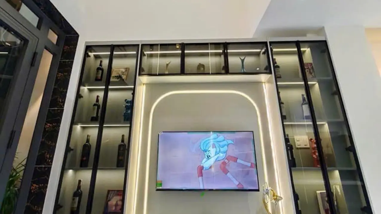 Bán nhà hẻm xe hơi Lê Thánh Tôn, Quận 1, 69m2, 1 trệt 1 lửng 2 lầu, gần chợ Bến Thành, sổ riêng