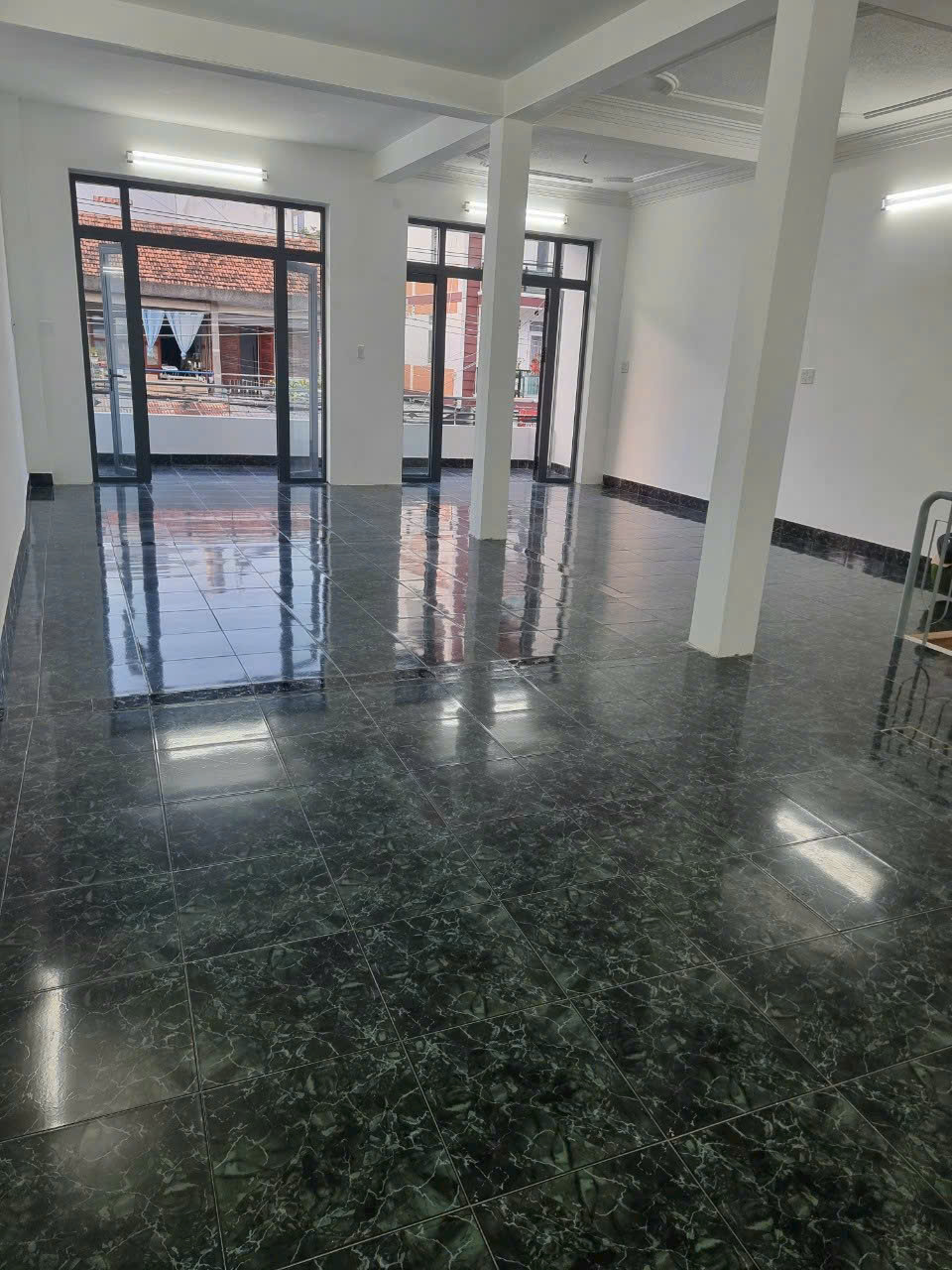 Bán nhà mặt phố building hầm + 8 lầu diện tích 8 x 23 m đường Cao Thắng quận 3